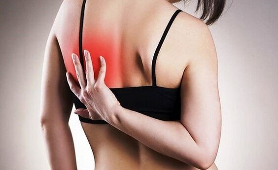 douleur sous l'omoplate gauche du dos