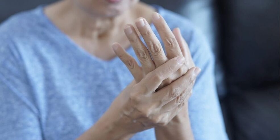 L'arthrose se manifeste par des spasmes musculaires, un léger gonflement et des douleurs dans les articulations des doigts.