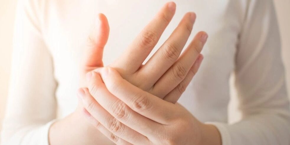 La goutte provoque des douleurs aiguës dans les articulations des doigts, accompagnées de excroissances osseuses au niveau des phalanges.
